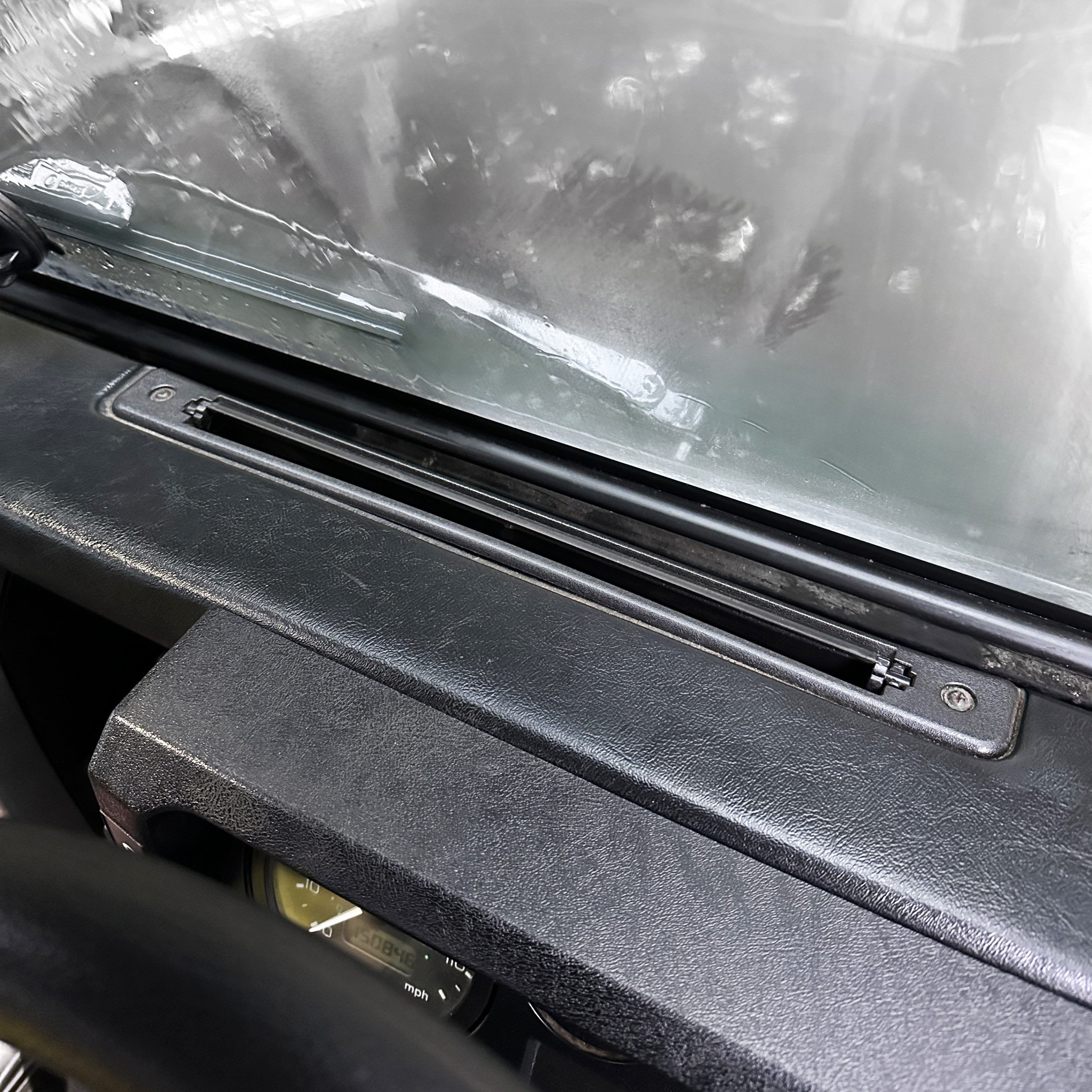 thumbnail image 2 of Britpart Front Windscreen For Land Rover Defender -16 - Tinted Glass MTC3452 LR042725 2 of 6